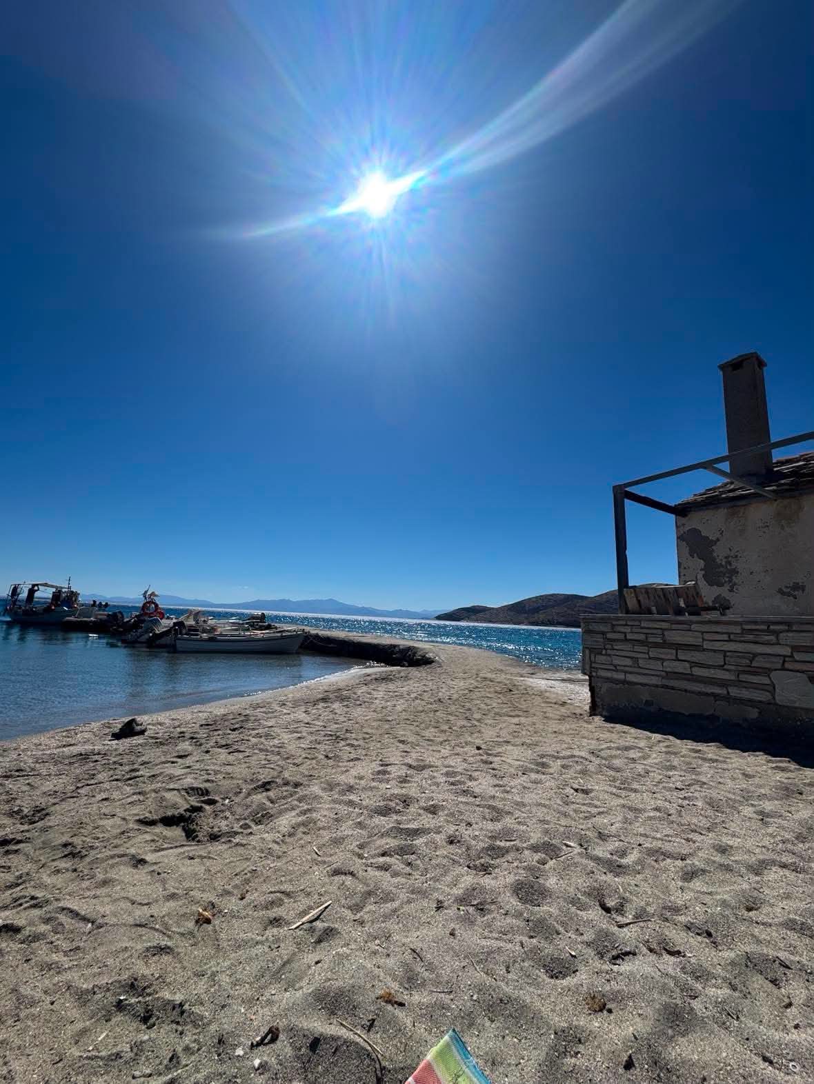 Μικρό λιμανάκι με βάρκες κοντά στην παραλία