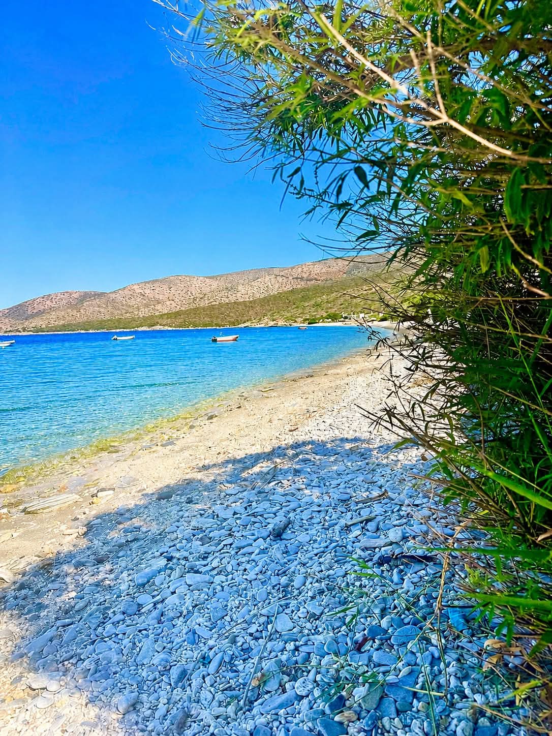 Παραλία με γαλάζια βότσαλα και κρυστάλλινα νερά