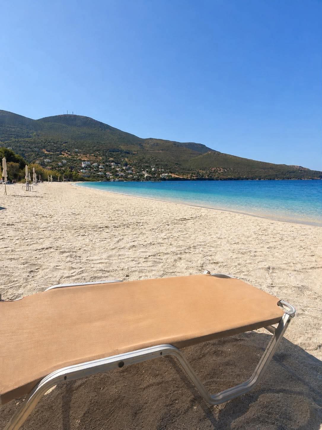 Κοντινή παραλία με ξαπλώστρα και κρυστάλλινα νερά